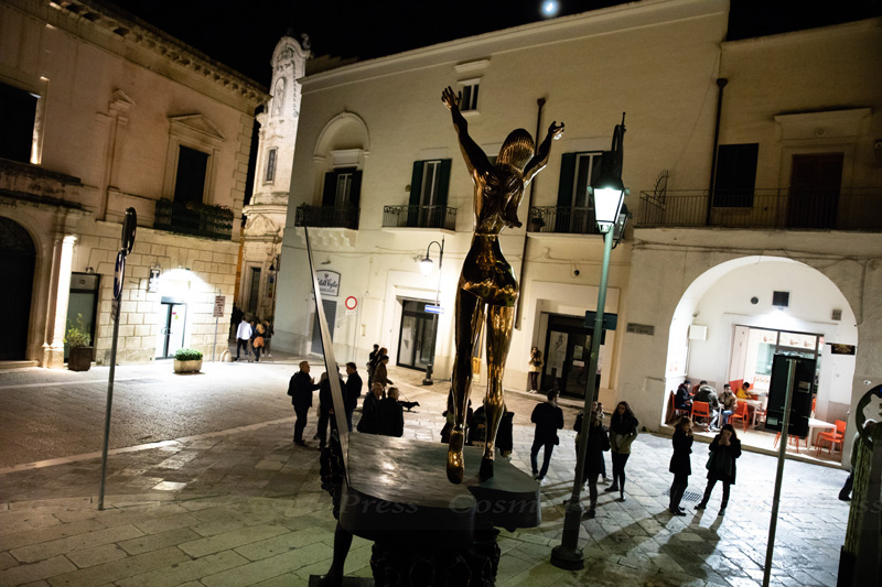 Mostra Dalì a Matera. un pianoforte in piazza San Francesco d’Assisi.