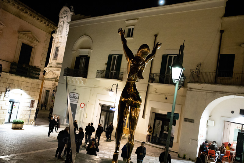 Mostra Dalì a Matera. un pianoforte in piazza San Francesco d’Assisi.