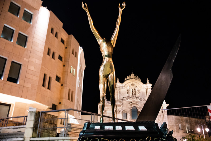 Mostra Dalì a Matera. un pianoforte in piazza San Francesco d’Assisi.