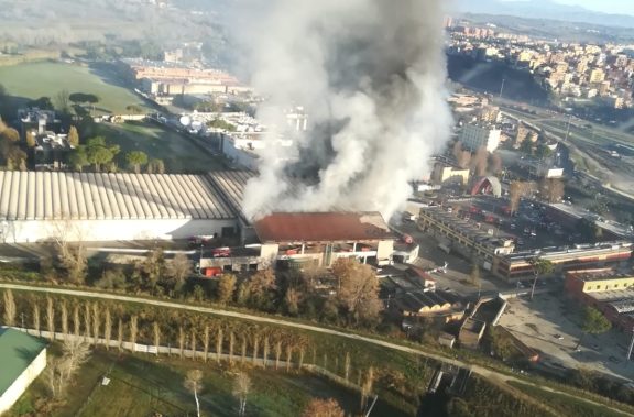 Video – Roma, il rogo all’impianto rifiuti di via Salaria visto dall’alto.