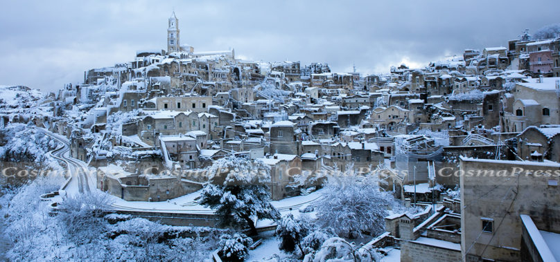 Video – Matera capitale europea della cultura 2019 con la neve sembra una bellissima cartolina.