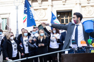 Flash Mob di Fratelli d'Italia: “M5S mette all'asta l'Italia votando il Mes”