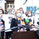 Flash Mob di Fratelli d'Italia: “M5S mette all'asta l'Italia votando il Mes”
