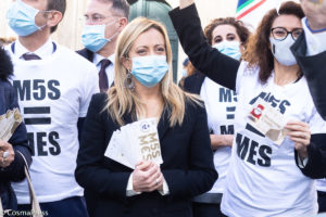 Flash Mob di Fratelli d'Italia: “M5S mette all'asta l'Italia votando il Mes”