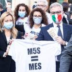 Flash Mob di Fratelli d'Italia: “M5S mette all'asta l'Italia votando il Mes”