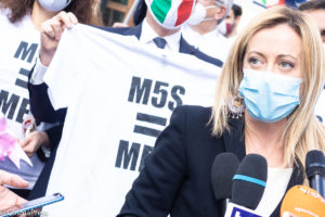 Flash Mob di Fratelli d'Italia: “M5S mette all'asta l'Italia votando il Mes”