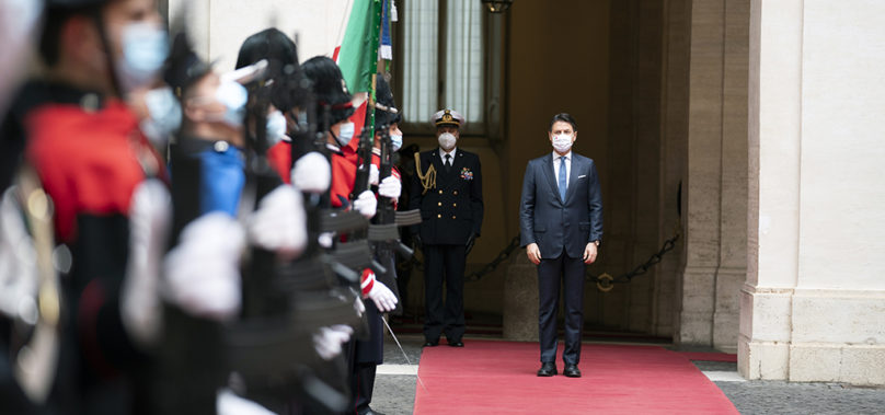 Video: Giuseppe Conte lascia Palazzo Chigi. Il lungo applauso dopo gli onori del picchetto.