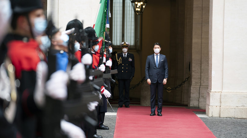Video: Giuseppe Conte lascia Palazzo Chigi. Il lungo applauso dopo gli onori del picchetto.