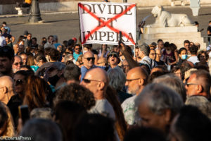 No Greenpass, manifestazione contro la tessera sanitaria a Roma.