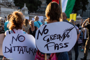 No Greenpass, manifestazione contro la tessera sanitaria a Roma.