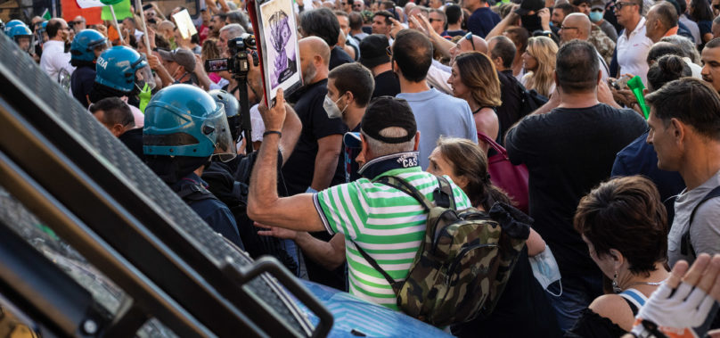 No green pass, tensione tra manifestanti e forze dell’ordine in piazza del Popolo