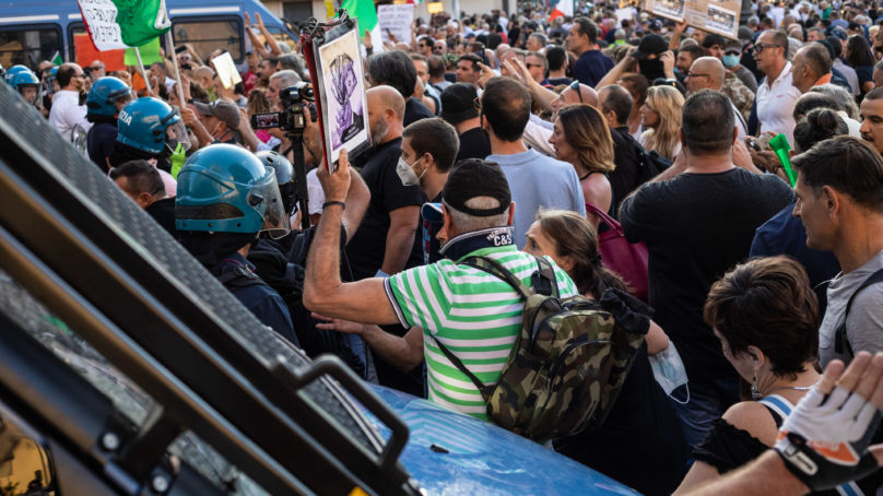 No green pass, tensione tra manifestanti e forze dell’ordine in piazza del Popolo