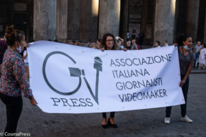 iornalista aggredito da un no-vax, i colleghi scendono in piazza: "Basta violenze contro di noi"