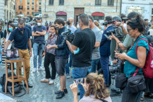 giornalista aggredito da un no-vax, i colleghi scendono in piazza: "Basta violenze contro di noi"