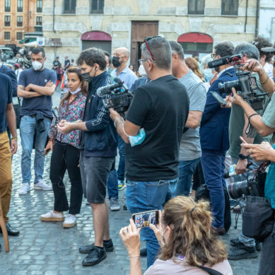 giornalista aggredito da un no-vax, i colleghi scendono in piazza: “Basta violenze contro di noi”