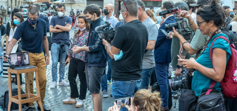 giornalista aggredito da un no-vax, i colleghi scendono in piazza: “Basta violenze contro di noi”